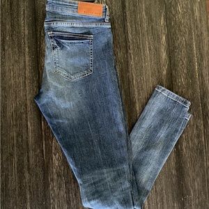 Gently Worn Women’s Noisy May Denim Blue Jeans w/ Ripped Knees Size 31